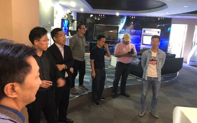 炫之風(fēng)文化創(chuàng)意有限公司總經(jīng)理邢海洲、副總經(jīng)理何吉祥進行熱情接待