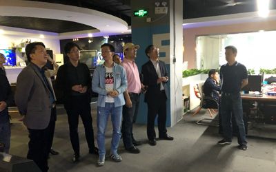 炫之風(fēng)文化創(chuàng)意有限公司多媒體技術(shù)總監(jiān)對全息紗幕投影系統(tǒng)進行演示講解