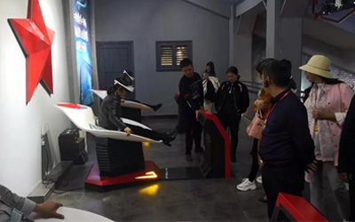 各領(lǐng)導(dǎo)體驗(yàn)VR滑板效果